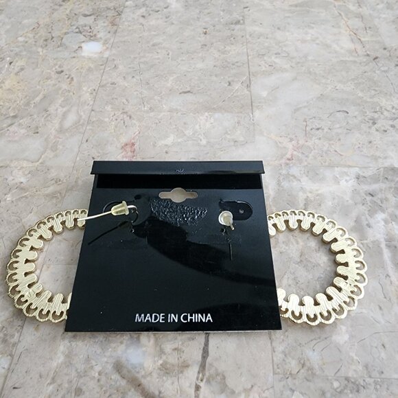 Stony Dangle Hoop Earrings With White Beads - Picture 2 of 6